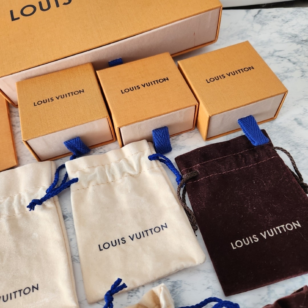 LOUIS VUITTON(ルイヴィトン)のルイヴィトン　お箱+アクセサリー保存袋 レディースのバッグ(ショップ袋)の商品写真