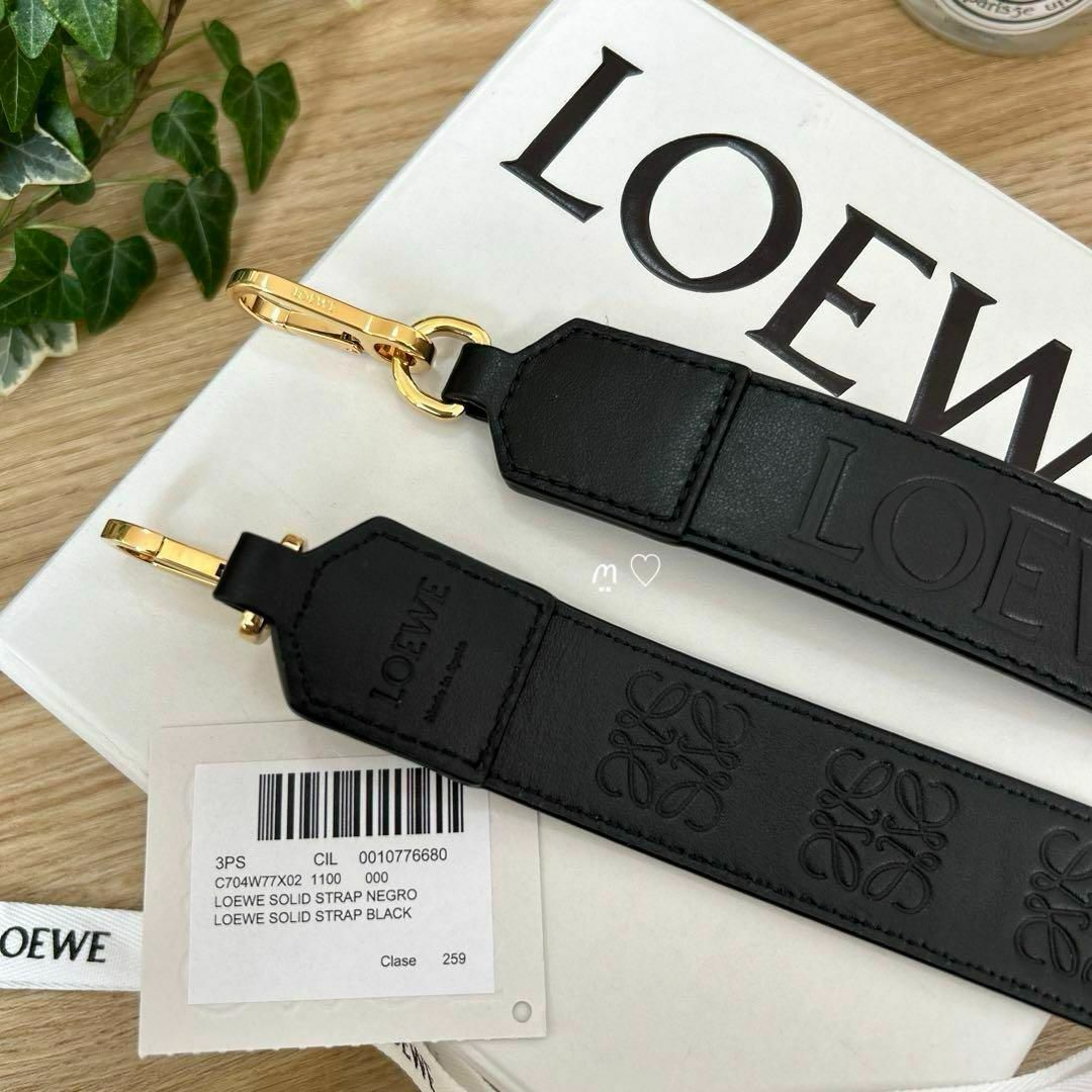 LOEWE(ロエベ)のLOEWE　ロエベショルダーストラップ　サテンカーフ　ブラック　アナグラム　現行 レディースのファッション小物(キーホルダー)の商品写真