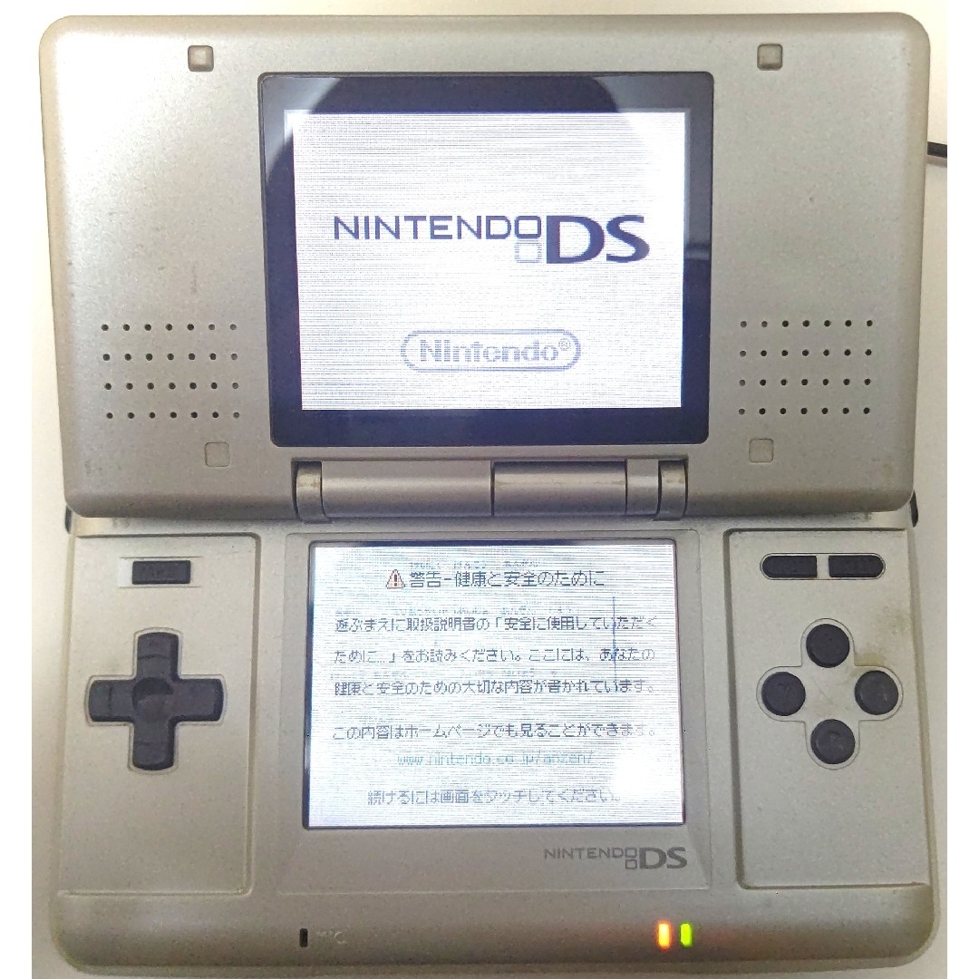 ニンテンドーDS(ニンテンドーDS)の早い者勝ち！　大人気！　ニンテンドーDS　プラチナシルバー　充電器付き エンタメ/ホビーのゲームソフト/ゲーム機本体(携帯用ゲーム機本体)の商品写真