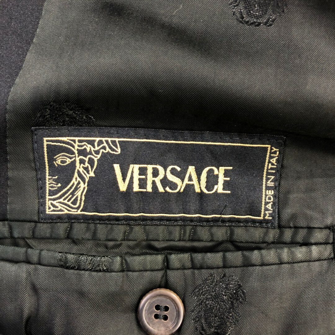 VERSACE(ヴェルサーチ)のイタリア製 VERSACE ヴェルサーチ テーラードジャケット ブラック (メンズ 52) 中古 古着 Q1683 メンズのジャケット/アウター(テーラードジャケット)の商品写真