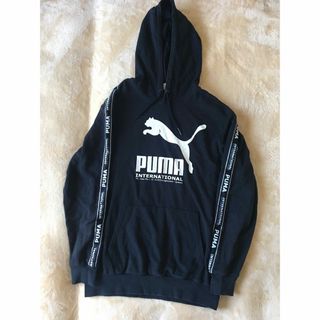 プーマ(PUMA)のPUMA パーカー　黒　メンズMサイズ　毛玉無し　プリントひび割れ有り(パーカー)