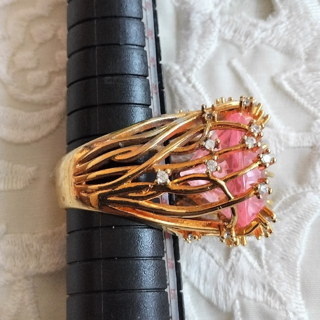 ピンクカボションにラインストーン ゴージャス ゴールド リング 指輪 レディースのアクセサリー(リング(指輪))の商品写真