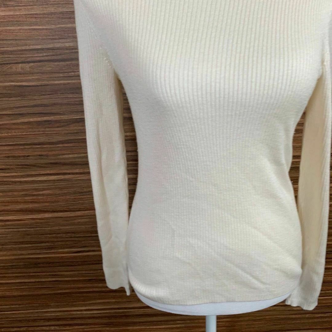 GU(ジーユー)のGU ジーユー ニット Tシャツ Mサイズ 白 ホワイト 長袖 無地 レディース レディースのトップス(Tシャツ(長袖/七分))の商品写真