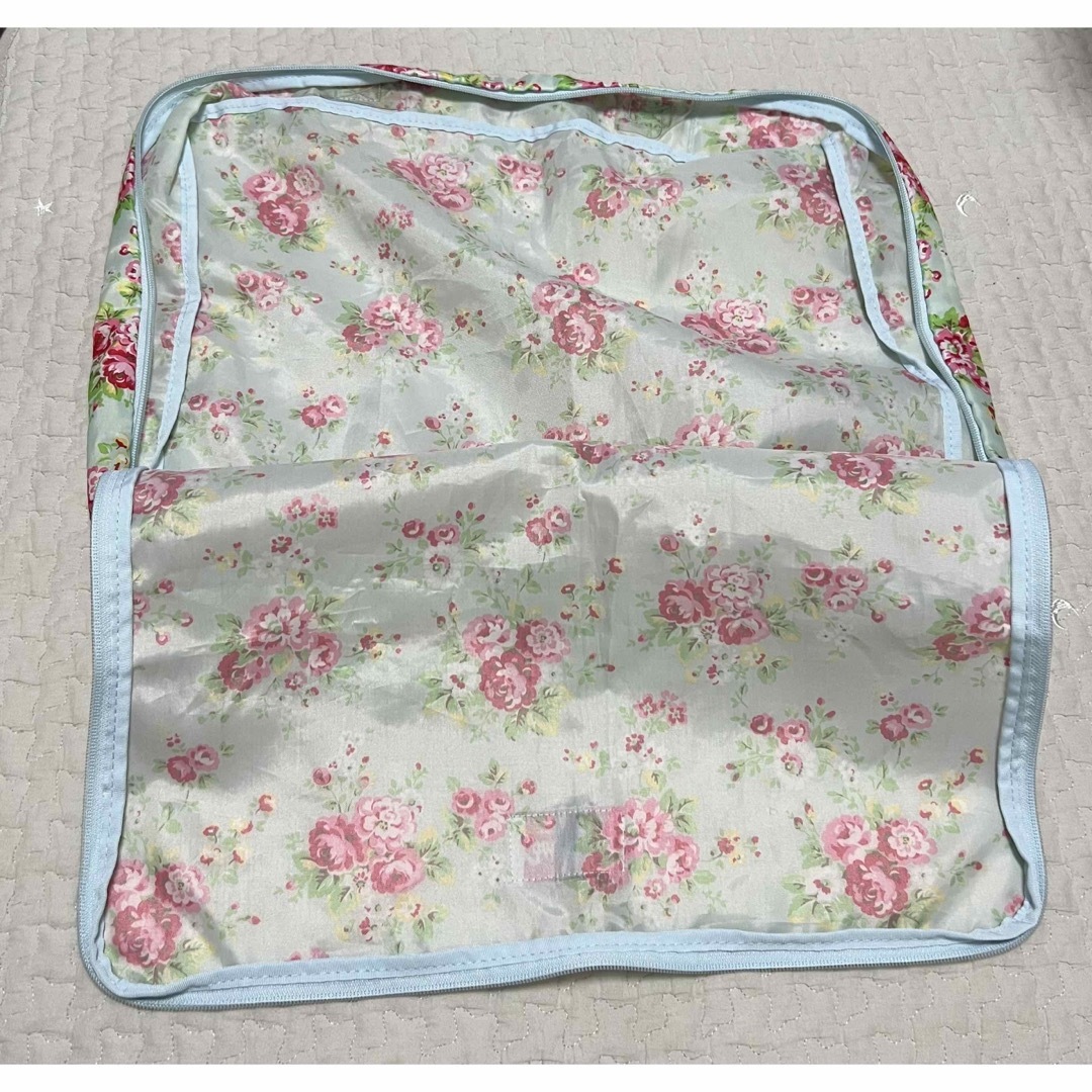 Cath Kidston(キャスキッドソン)のキャスキッドソン ポーチ ケース 収納袋 鞄 服 衣類 トラベル フラワー 花柄 インテリア/住まい/日用品の日用品/生活雑貨/旅行(旅行用品)の商品写真