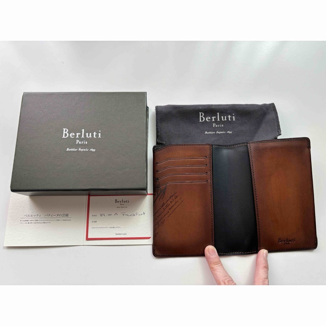 Berluti(ベルルッティ)の☆新品未使用☆ ベルルッティ　パスポート&カードケース インテリア/住まい/日用品の日用品/生活雑貨/旅行(旅行用品)の商品写真