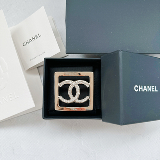 シャネル(CHANEL)の【新品/未使用】CHANEL/ブローチ（2023年購入品）(ブローチ/コサージュ)