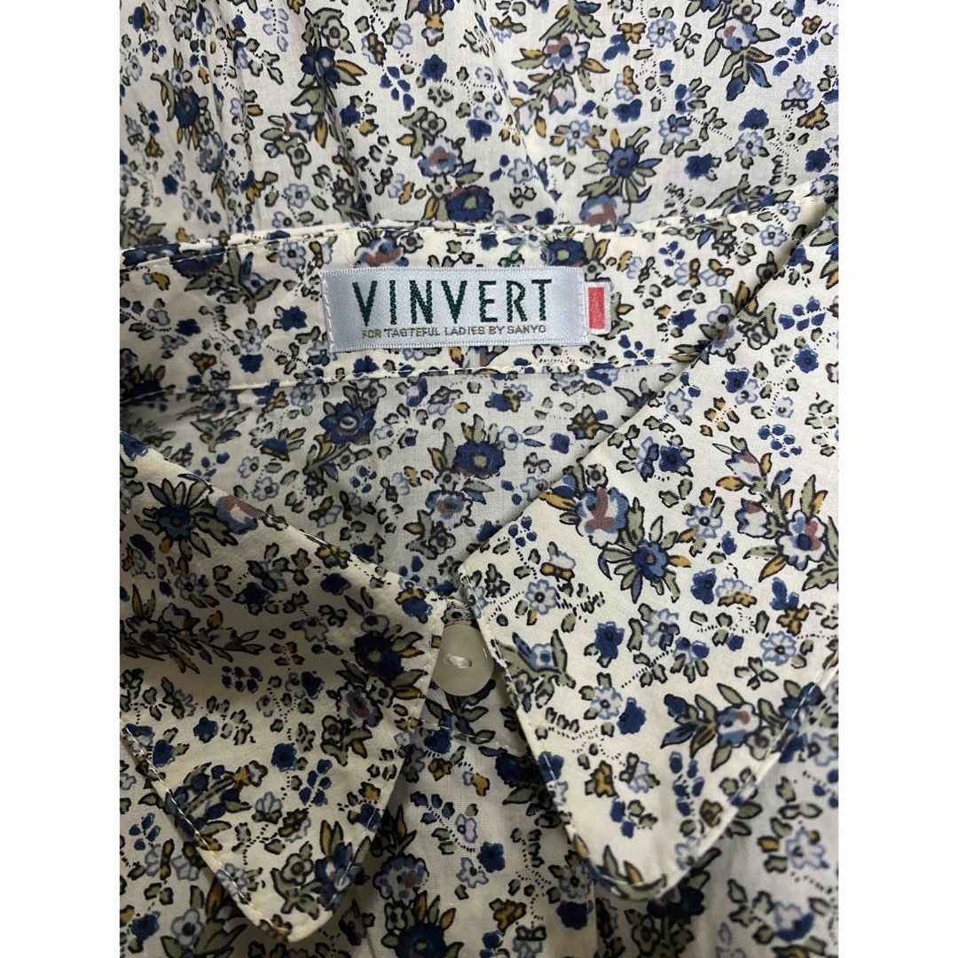 VINVERT(バンベール)のVinvert 綿100%ネイビーフラワーブラウス(実家保管品)  レディースのトップス(シャツ/ブラウス(長袖/七分))の商品写真