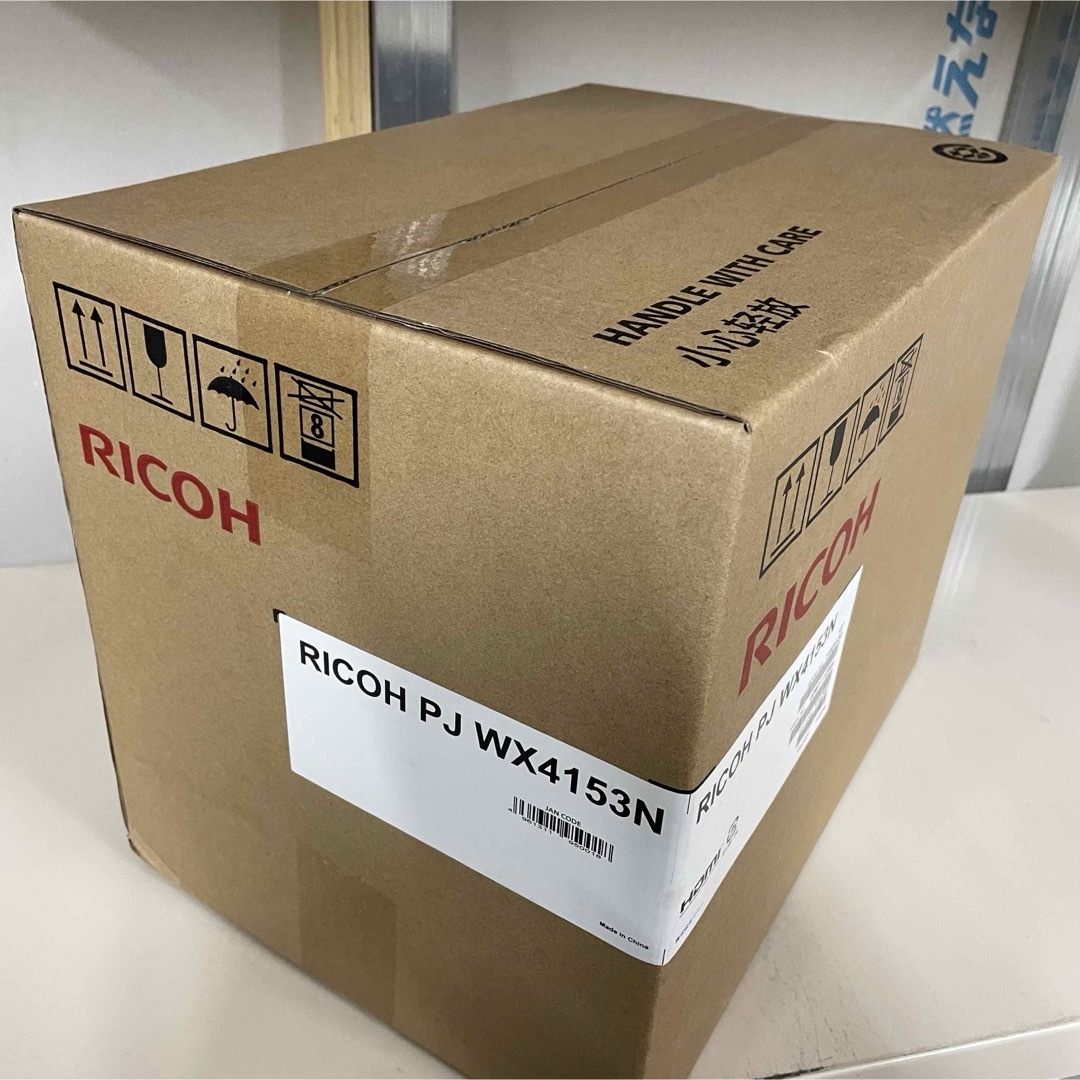 RICOH(リコー)のRICOH 超短焦点プロジェクター PJWX4153N スマホ/家電/カメラのテレビ/映像機器(プロジェクター)の商品写真