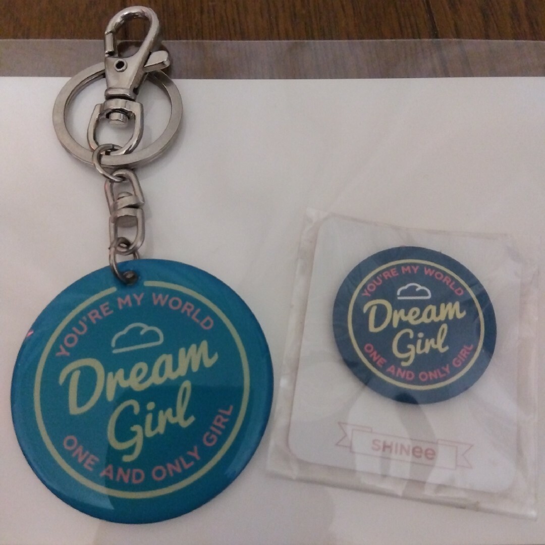 SHINee(シャイニー)のSHINee　Dreamgirl 公式 キーホルダー＆缶バッヂ エンタメ/ホビーのタレントグッズ(アイドルグッズ)の商品写真