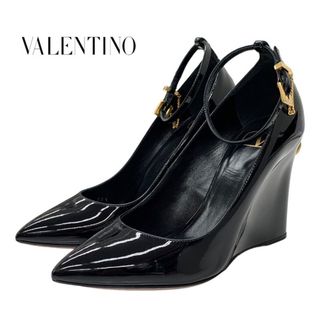 ヴァレンティノ(VALENTINO)のヴァレンティノ VALENTINO パンプス 靴 シューズ スタッズ ウェッジソール ストラップ パテント ブラック 黒(ハイヒール/パンプス)