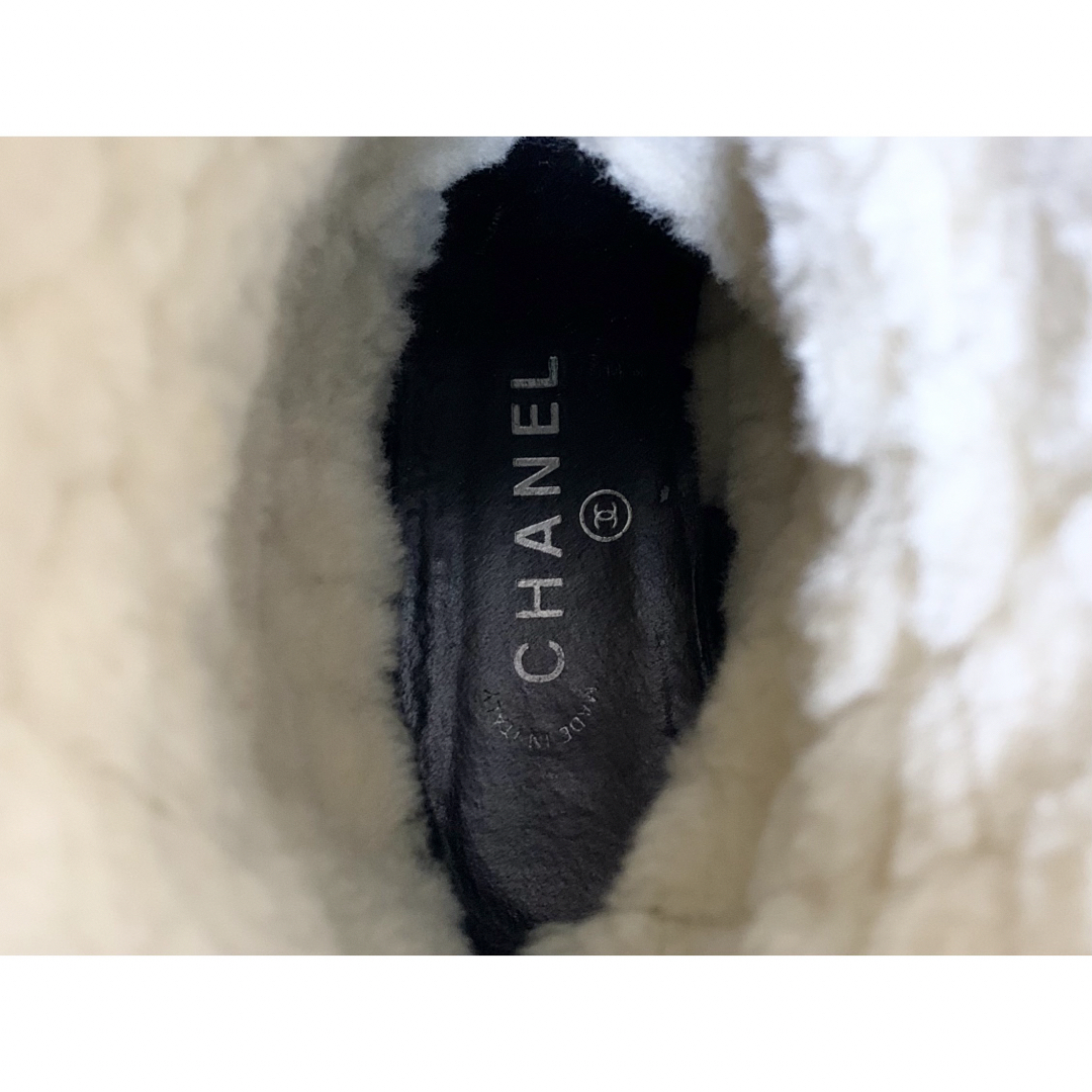 CHANEL(シャネル)の美品 シャネル ココマーク CCロゴ マトラッセ ムートン ブーツ 37 1/2 レディースの靴/シューズ(ブーツ)の商品写真