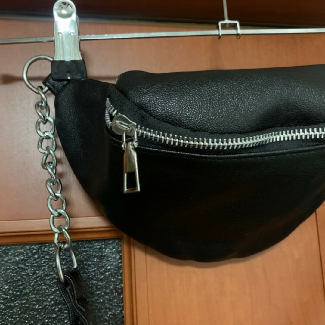 人気 美品 チェーン ボディ バッグ ブラック 黒 海外ファッション 送料無料 レディースのバッグ(ボディバッグ/ウエストポーチ)の商品写真
