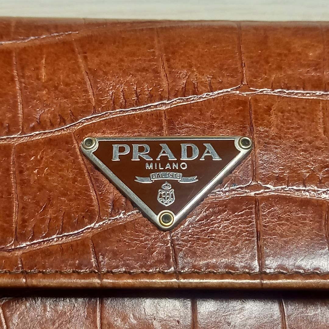 PRADA(プラダ)のレア プラダ クロコ型押し 三つ折り財布 ヴィンテージ レザー ブラウン ロゴ メンズのファッション小物(折り財布)の商品写真