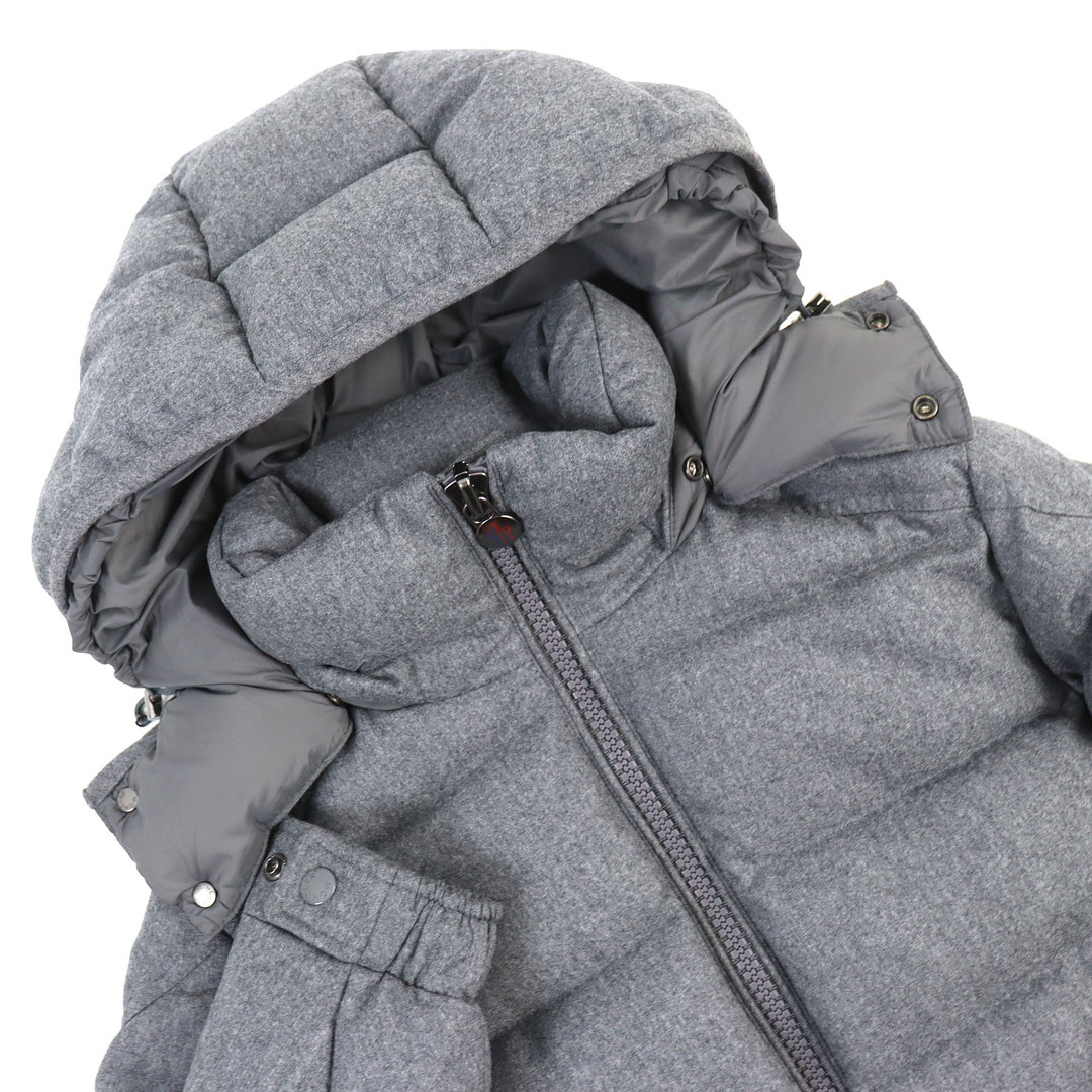 MONCLER(モンクレール)の極美品△MONCLER モンクレール 2021年製 ウール100% MONTGENEVRE モンジュネーヴル ロゴパッチ・フード付き ダウンジャケット グレー 00 イタリア製 正規品 メンズ メンズのジャケット/アウター(ダウンジャケット)の商品写真