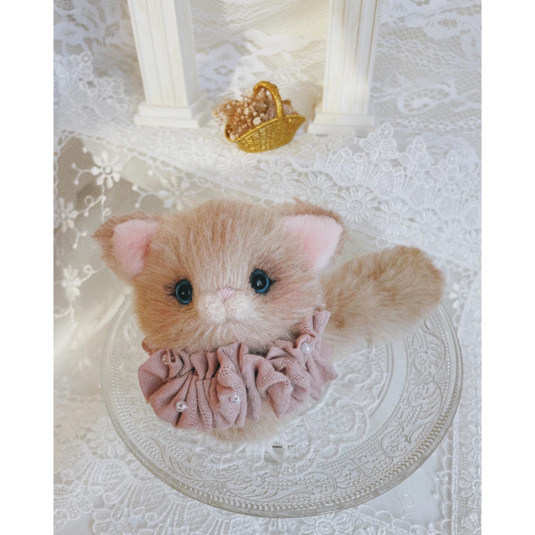 ハンドメイドぬいぐるみ　ふわふわ♡こねこちゃん　フリルネックレスつき ハンドメイドのぬいぐるみ/人形(ぬいぐるみ)の商品写真