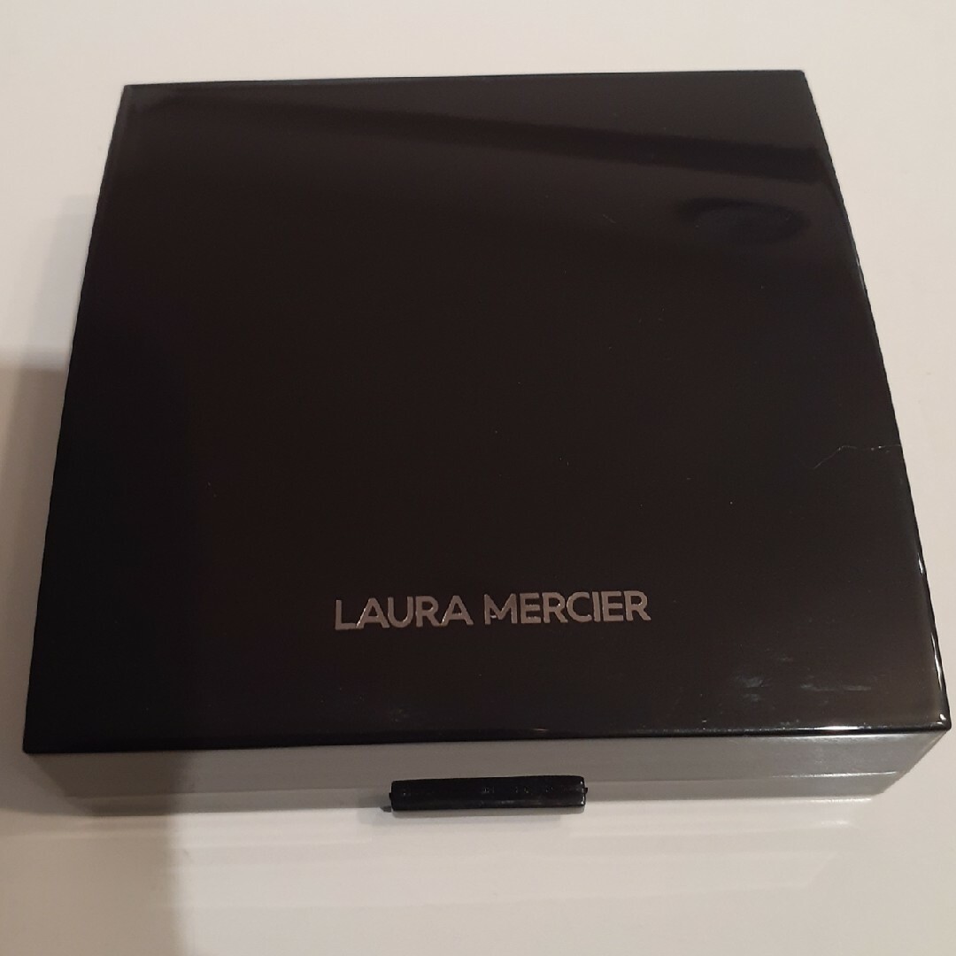 laura mercier(ローラメルシエ)のローラメルシエ　マットラディアンスベイクドパウダー　ハイライト　01 コスメ/美容のベースメイク/化粧品(フェイスカラー)の商品写真