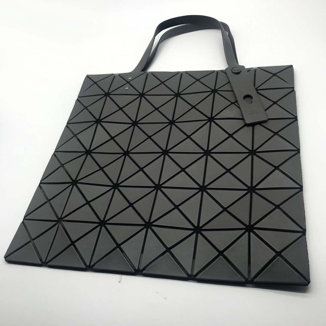 BaoBaoIsseyMiyake(バオバオイッセイミヤケ)の新品未使用　バオバオイッセイミヤケ　トートバッグ　グレー　6✖️6 レディースのバッグ(トートバッグ)の商品写真