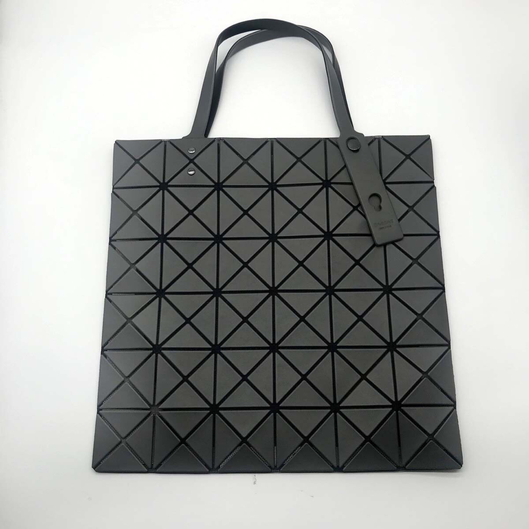 BaoBaoIsseyMiyake(バオバオイッセイミヤケ)の新品未使用　バオバオイッセイミヤケ　トートバッグ　グレー　6✖️6 レディースのバッグ(トートバッグ)の商品写真