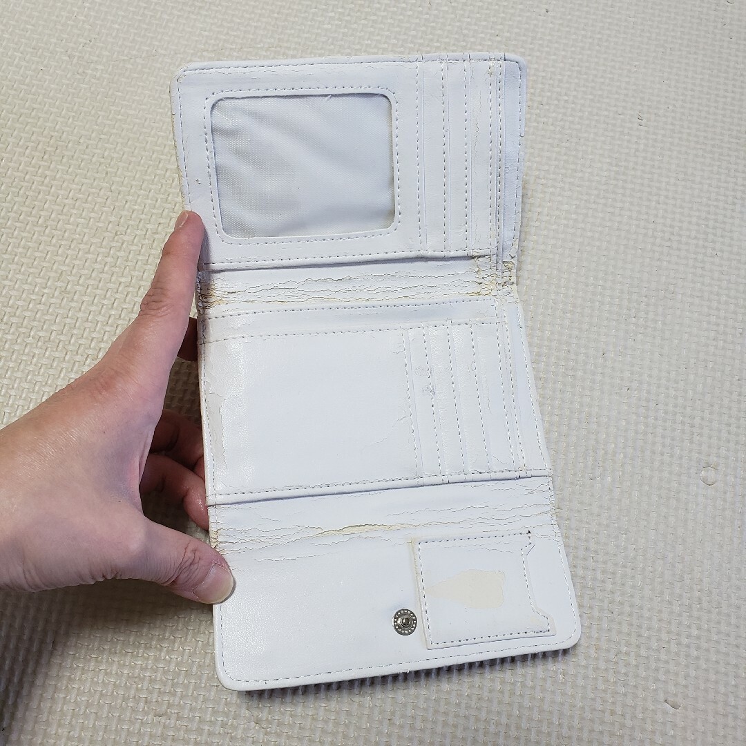 ハローキティ(ハローキティ)のHELLO KITTY 折り財布 レディースのファッション小物(財布)の商品写真
