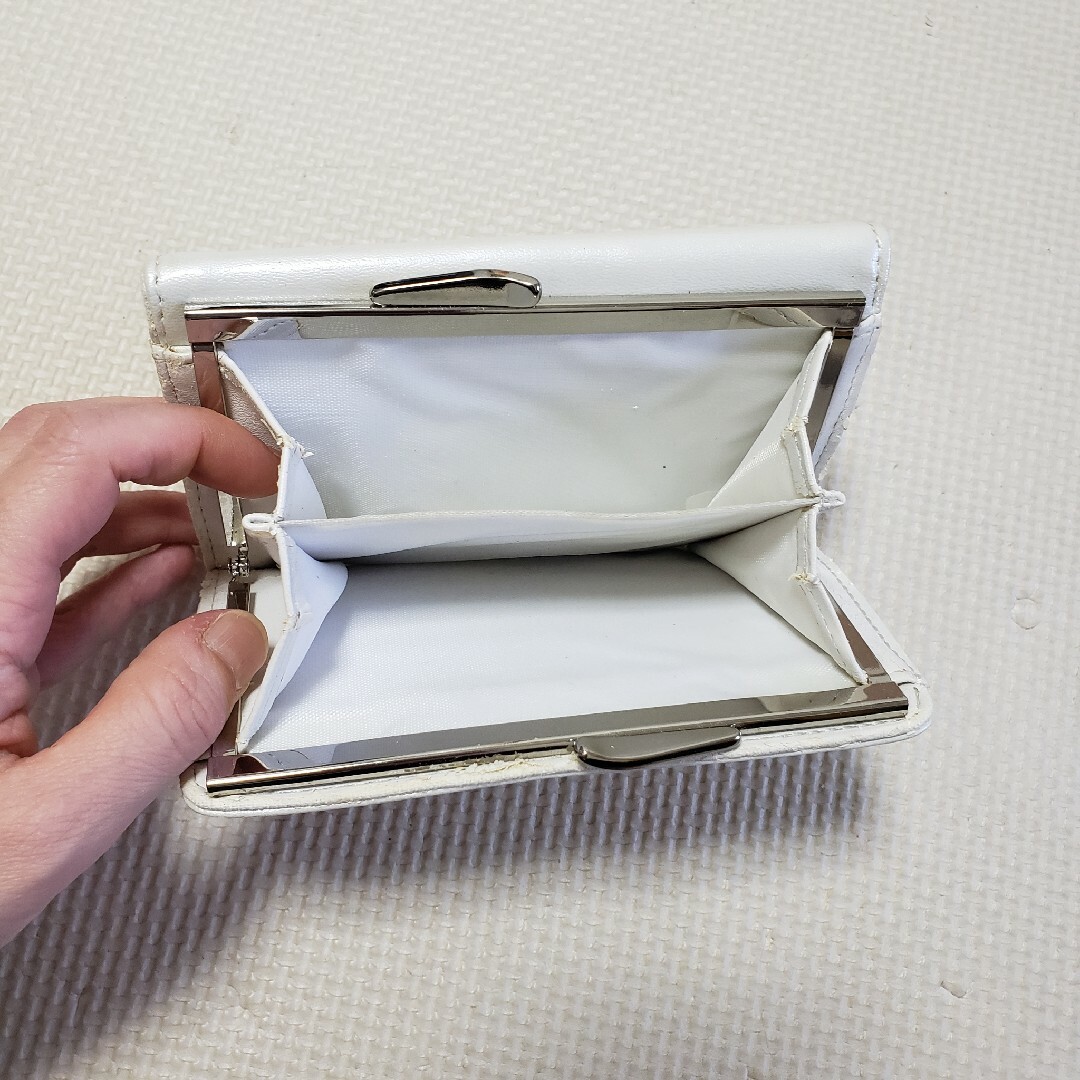 ハローキティ(ハローキティ)のHELLO KITTY 折り財布 レディースのファッション小物(財布)の商品写真