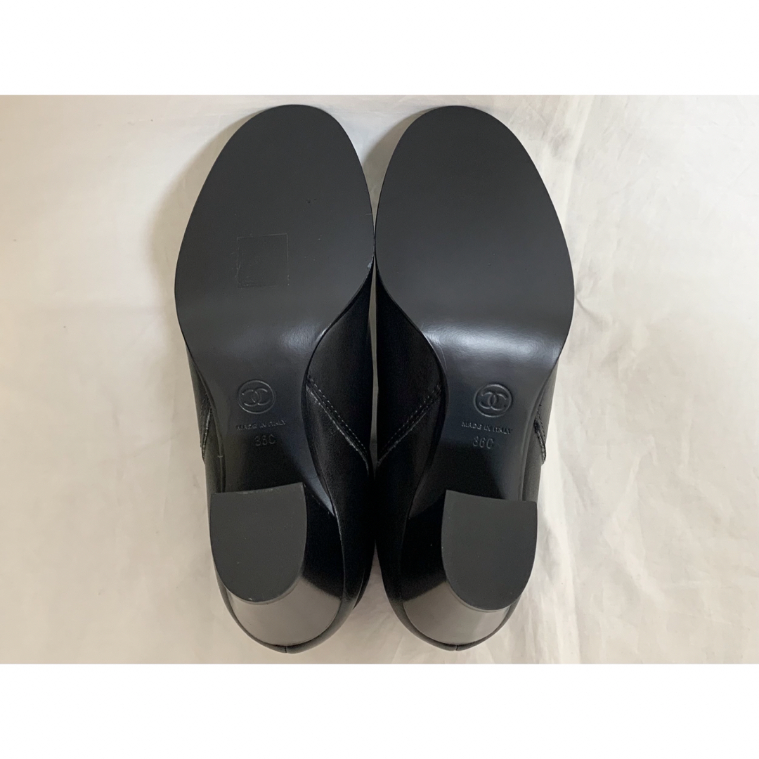 CHANEL(シャネル)の希少 ほぼ未使用 シャネル ココ マーク CCロゴ レザー ショートブーツ 36 レディースの靴/シューズ(ブーツ)の商品写真