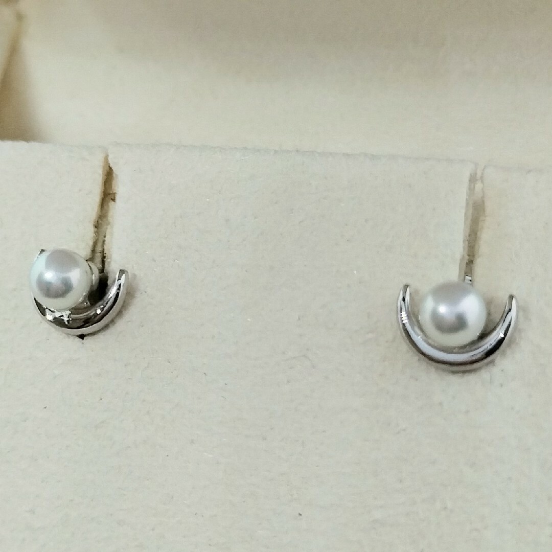 MIKIMOTO - ミキモト ベビーパール ムーン ピアス K18WG 4.0mm MIKIMOTO - ミキモト ベビーパール ムーン ピアス K18WG 4.0mm