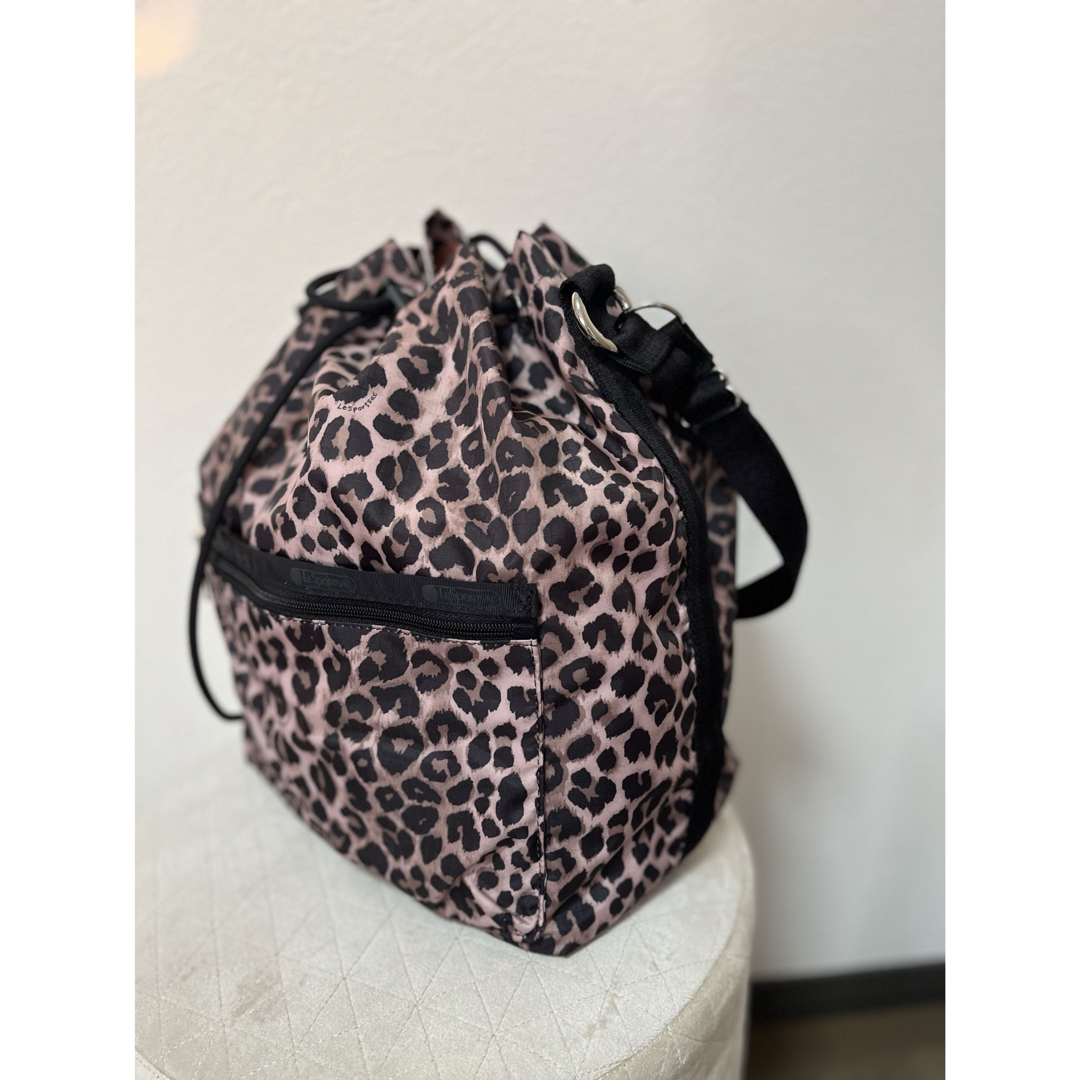 LeSportsac(レスポートサック)の本日限定価格! 新品　レスポートサック　トーニーレオパード　巾着バッグ レディースのバッグ(ショルダーバッグ)の商品写真