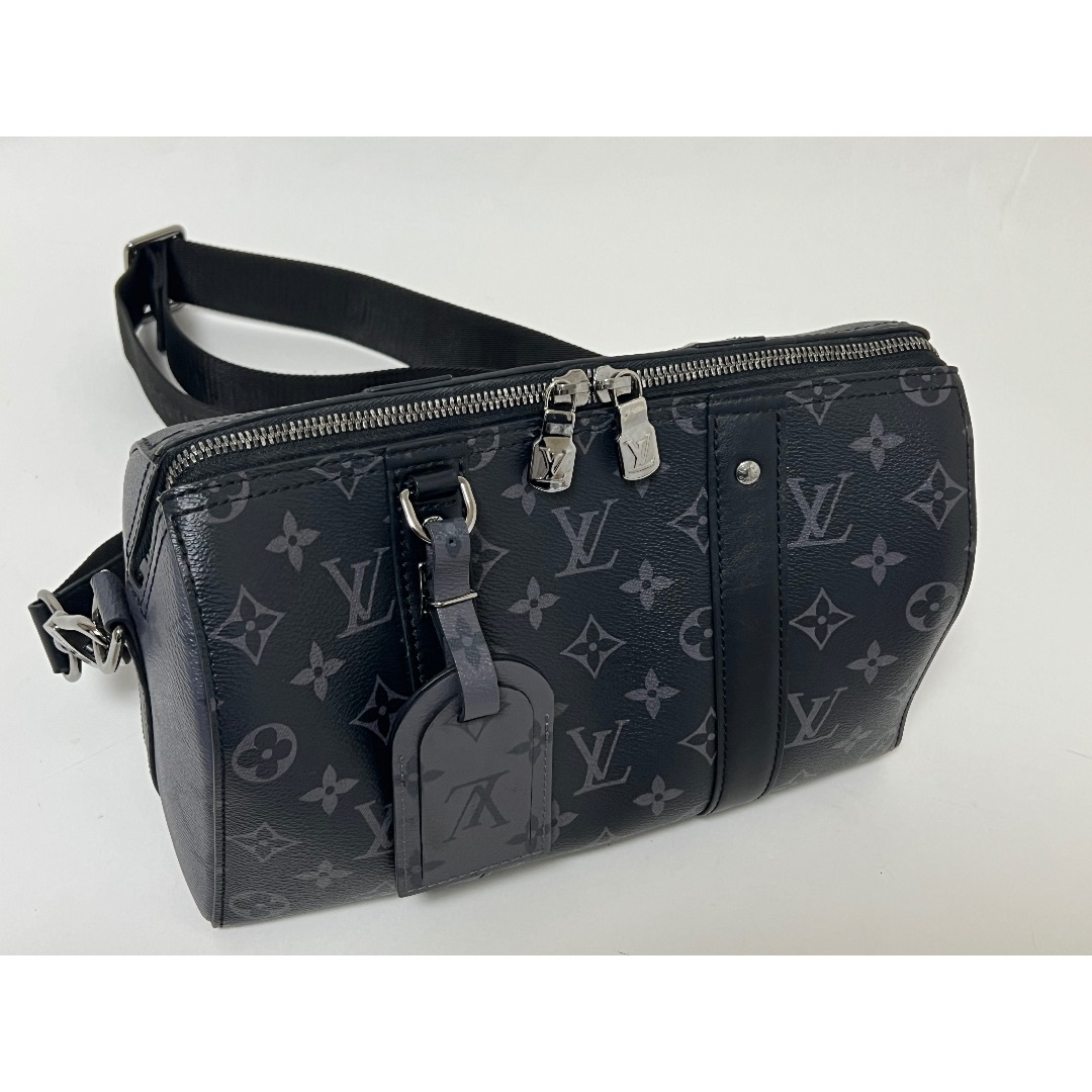 LOUIS VUITTON(ルイヴィトン)のLOUIS VUITTON ルイヴィトン モノグラム エクリプス リバース シティ・キーポル ショルダーバッグ ブラック グレー メンズ M45936 美品 メンズのバッグ(ショルダーバッグ)の商品写真