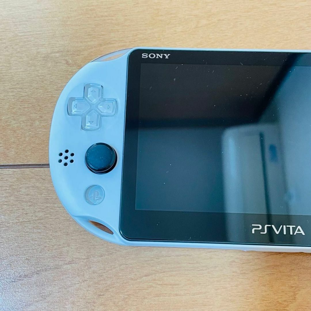 PlayStation Vita(プレイステーションヴィータ)の【新品同様品】PlayStationVita PCH-2000 ZA22 エンタメ/ホビーのゲームソフト/ゲーム機本体(家庭用ゲーム機本体)の商品写真