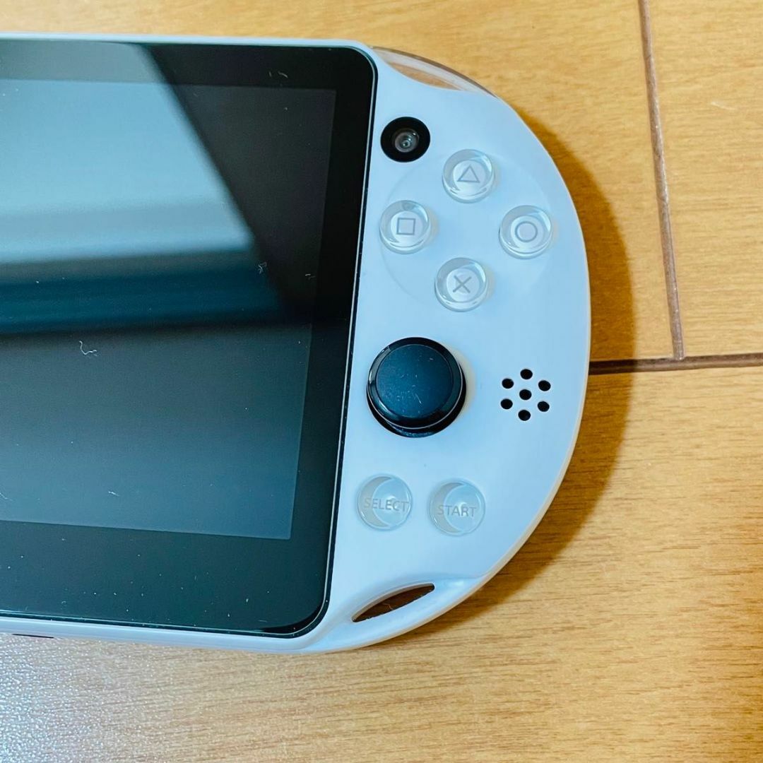 PlayStation Vita(プレイステーションヴィータ)の【新品同様品】PlayStationVita PCH-2000 ZA22 エンタメ/ホビーのゲームソフト/ゲーム機本体(家庭用ゲーム機本体)の商品写真