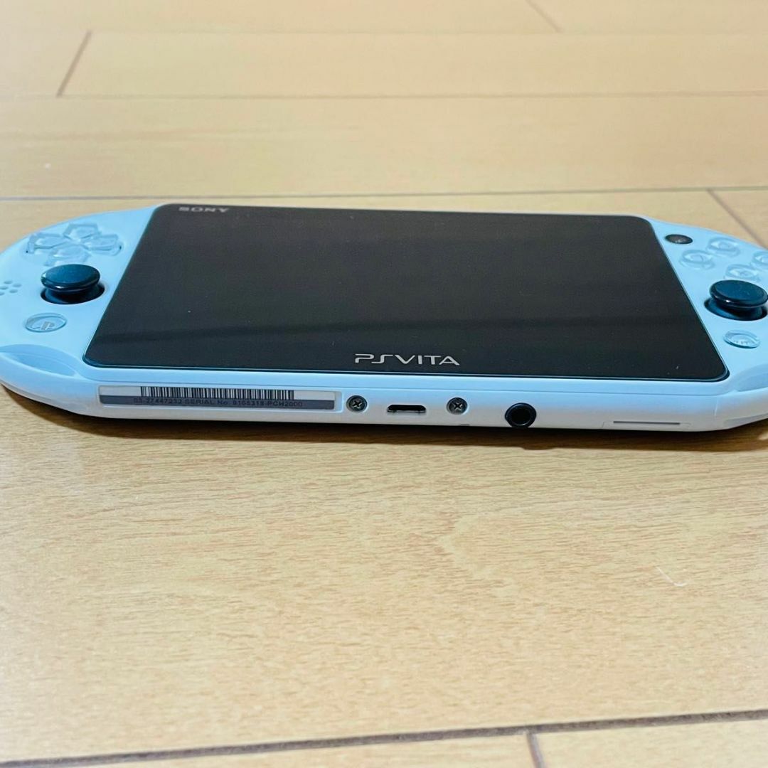 PlayStation Vita(プレイステーションヴィータ)の【新品同様品】PlayStationVita PCH-2000 ZA22 エンタメ/ホビーのゲームソフト/ゲーム機本体(家庭用ゲーム機本体)の商品写真