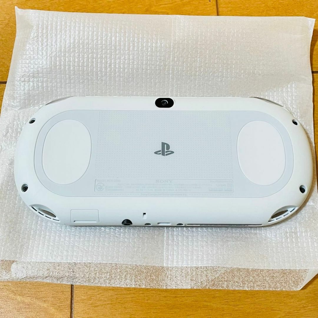 PlayStation Vita(プレイステーションヴィータ)の【新品同様品】PlayStationVita PCH-2000 ZA22 エンタメ/ホビーのゲームソフト/ゲーム機本体(家庭用ゲーム機本体)の商品写真