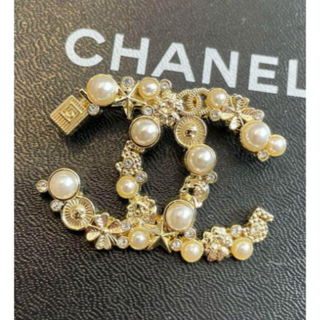 シャネル(CHANEL)のお値下げしましたブローチ ゴールド フェイクパール(ブローチ/コサージュ)