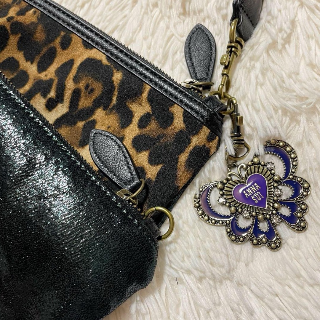 ANNA SUI(アナスイ)の極美品　アナスイ　バタフライ　チャーム付き　メタリック×レオパード　バンドバック レディースのバッグ(ハンドバッグ)の商品写真