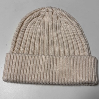 ユニクロ(UNIQLO)のユニクロ ホワイト　白 ニット帽　ビーニー キャップ　帽子 ユニセックス(ニット帽/ビーニー)