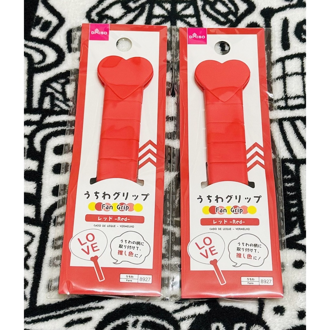 DAISO(ダイソー)のうちわグリップ セット♡♡♡レッド 新品 未使用 エンタメ/ホビーのタレントグッズ(アイドルグッズ)の商品写真