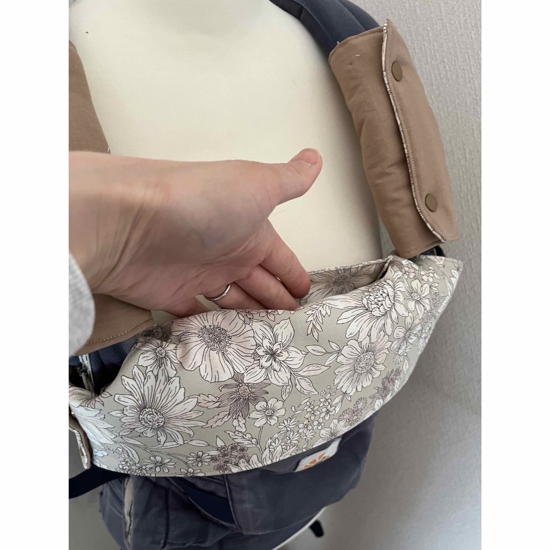 Ergobaby(エルゴベビー)の抱っこ紐よだれカバー＆首周りカバーセット ハンドメイド 花柄 リバーシブル キッズ/ベビー/マタニティの外出/移動用品(抱っこひも/おんぶひも)の商品写真