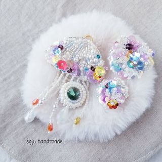 杏様専用です　虹色クラゲブローチ　ビーズ刺繍　ブローチ(コサージュ/ブローチ)