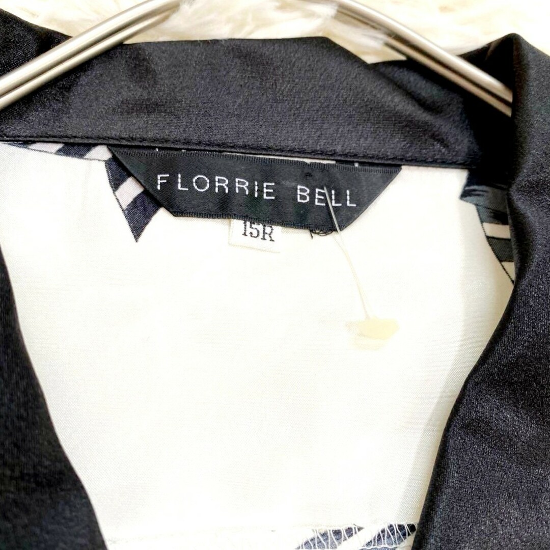 ☆新品未使用　FLORRIE BELL　長袖ブラウス　チェーン　リボン　総柄 レディースのトップス(シャツ/ブラウス(長袖/七分))の商品写真