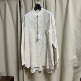 コモリ(COMOLI)のCOMOLI モスリンプルオーバーシャツ　サイズ2 未使用新品(シャツ)
