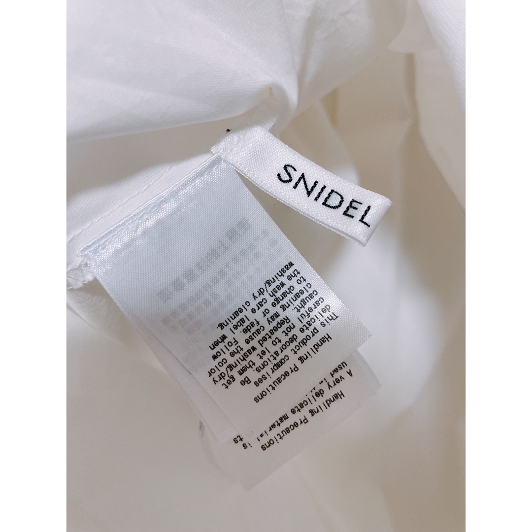 SNIDEL(スナイデル)のスナイデル パンチングレースブラウス ホワイト レディースのトップス(シャツ/ブラウス(半袖/袖なし))の商品写真