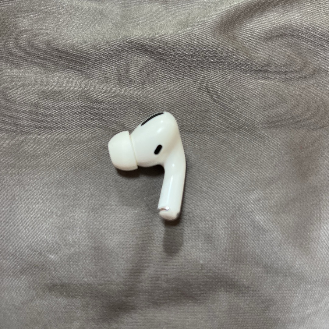 Apple(アップル)の正規品 AirPods pro エアーポッズプロ 右耳 A2083 スマホ/家電/カメラのオーディオ機器(ヘッドフォン/イヤフォン)の商品写真