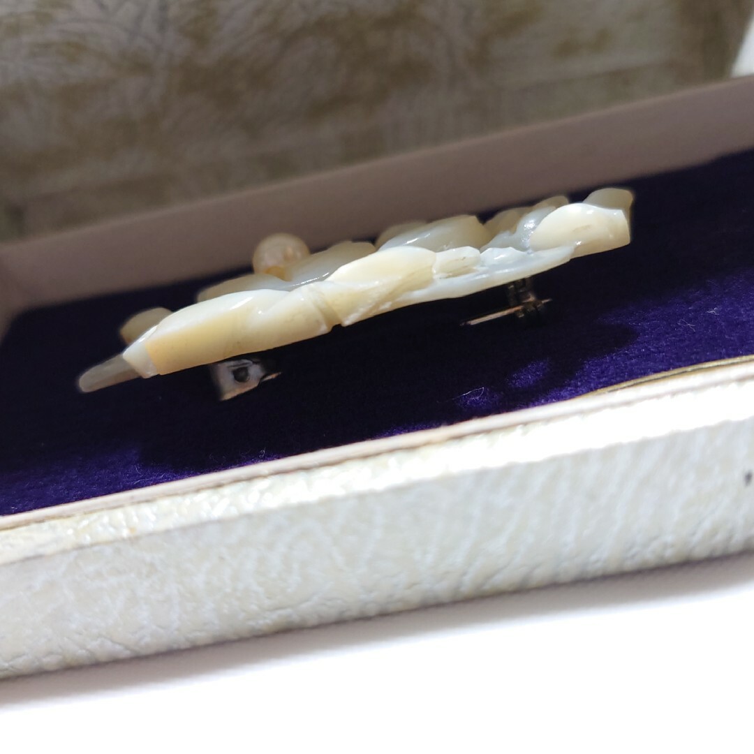 《新品未使用》高級 白蝶貝 本真珠 アコヤパール ヴィンテージブローチ レディースのアクセサリー(ブローチ/コサージュ)の商品写真