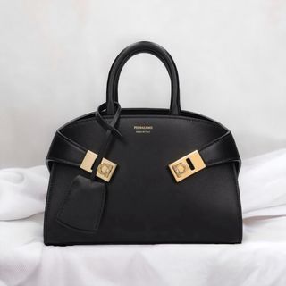 Ferragamo - 新品未使用⭐︎FERRAGAMO Hug ハンドバッグ ミニ ハグ