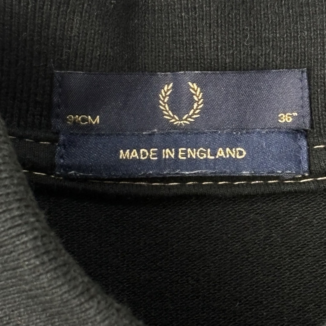 FRED PERRY(フレッドペリー)のフレッドペリー　ポロシャツ　英国製　36 S 黒青　スティッチ　刺繍　古着 メンズのトップス(ポロシャツ)の商品写真