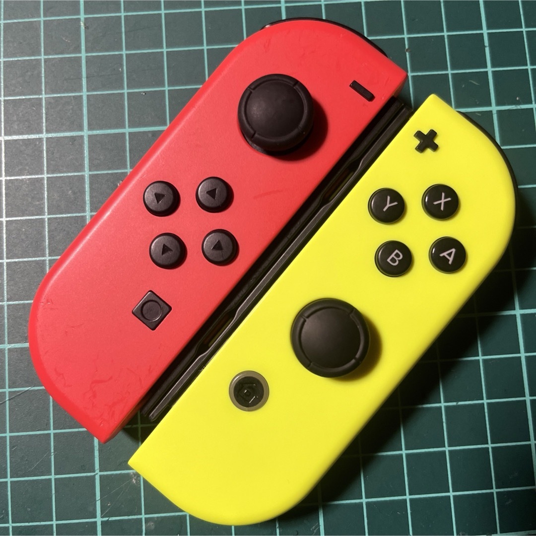 Nintendo Switch(ニンテンドースイッチ)のジョイコン    ★マリオレッド・イエロー★  作動品 エンタメ/ホビーのゲームソフト/ゲーム機本体(家庭用ゲーム機本体)の商品写真