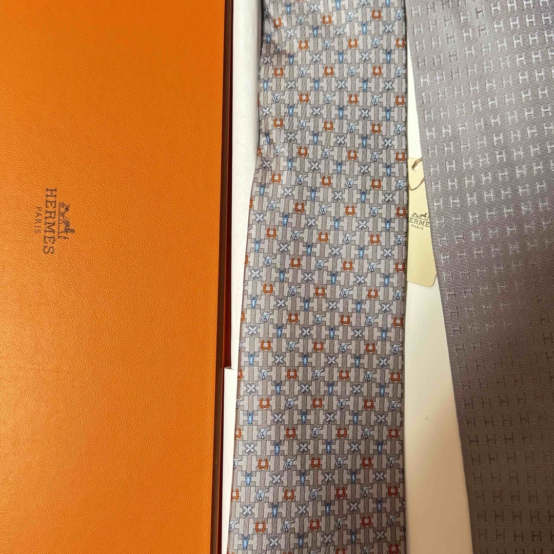 Hermes(エルメス)の新品未使用品！ エルメス メンズ ネクタイ 2本セット デパート購入品 メンズのファッション小物(ネクタイ)の商品写真