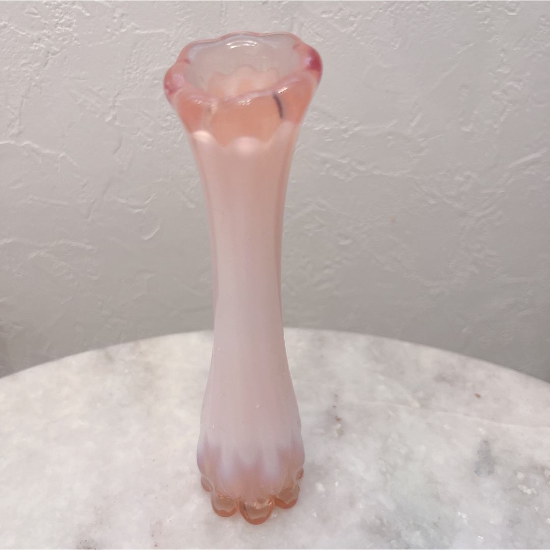 アンティーク　ガラスフラワーベース　ミルクガラス　ピンク花瓶 インテリア/住まい/日用品のインテリア小物(花瓶)の商品写真