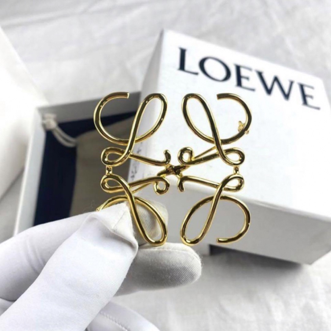 LOEWE(ロエベ)のLOEWE アナグラムブローチ ゴールド レディースのアクセサリー(ブローチ/コサージュ)の商品写真