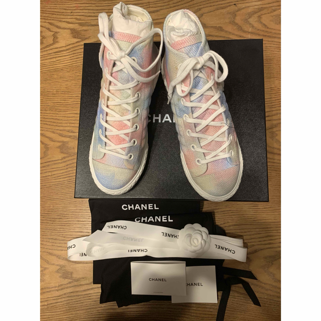 CHANEL(シャネル)のCHANEL ハイカット　スニーカー　シャネル　38 レディースの靴/シューズ(スニーカー)の商品写真